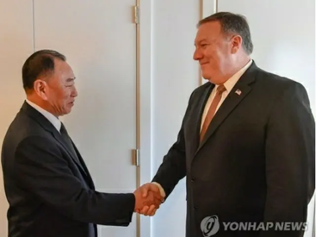 ニューヨークでの会談で握手を交わす金英哲氏（左）とポンペオ氏（ポンペオ氏のツイッターより）＝（聯合ニュース）