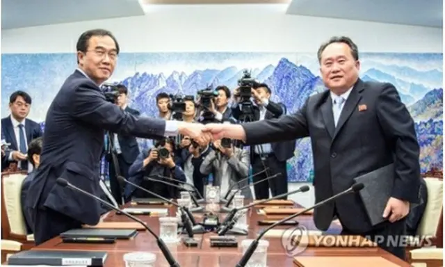 共同報道文を交換し握手を交わす趙明均氏（左）と李善権氏＝１日、板門店（写真共同取材団＝聯合ニュース）