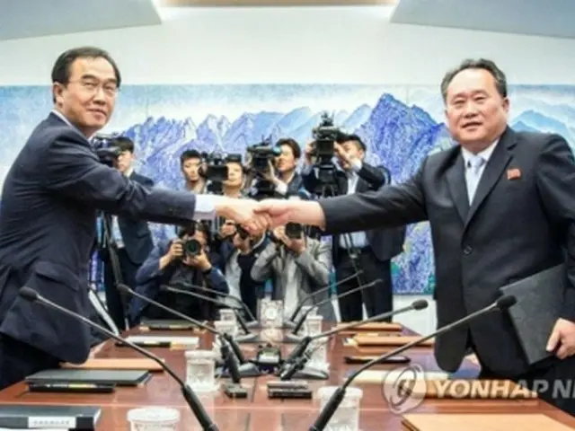 共同報道文を交換し握手を交わす趙明均氏（左）と李善権氏＝１日、板門店（写真共同取材団＝聯合ニュース）