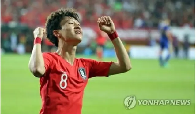 同点ゴールを決めガッツポーズをする李在城＝１日、全州（聯合ニュース）