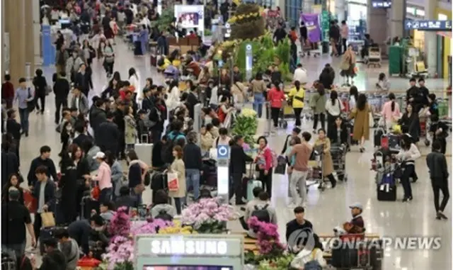 旅行客で混み合う仁川国際空港（資料写真）＝（聯合ニュース）