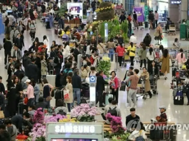 旅行客で混み合う仁川国際空港（資料写真）＝（聯合ニュース）