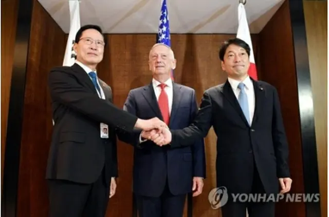 シンガポールで３日開かれた韓米日国防相会談で握手する（左から）宋長官、マティス長官、小野寺防衛相（国防部提供）＝（聯合ニュース）
