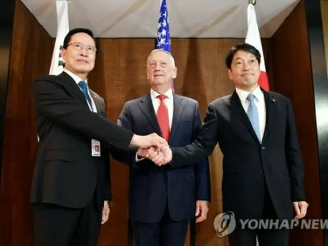 シンガポールで３日開かれた韓米日国防相会談で握手する（左から）宋長官、マティス長官、小野寺防衛相（国防部提供）＝（聯合ニュース）