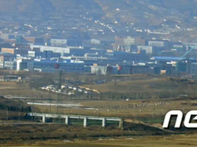 南北共同連絡事務所の韓国側推進団が8日、開城工業団地を現場点検するため、陸路で訪朝した。(提供:news1)