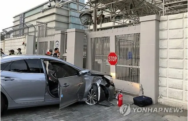 米国大使館の門に突っ込んだ車＝（聯合ニュース）