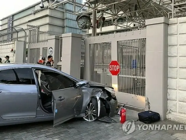 米国大使館の門に突っ込んだ車＝（聯合ニュース）