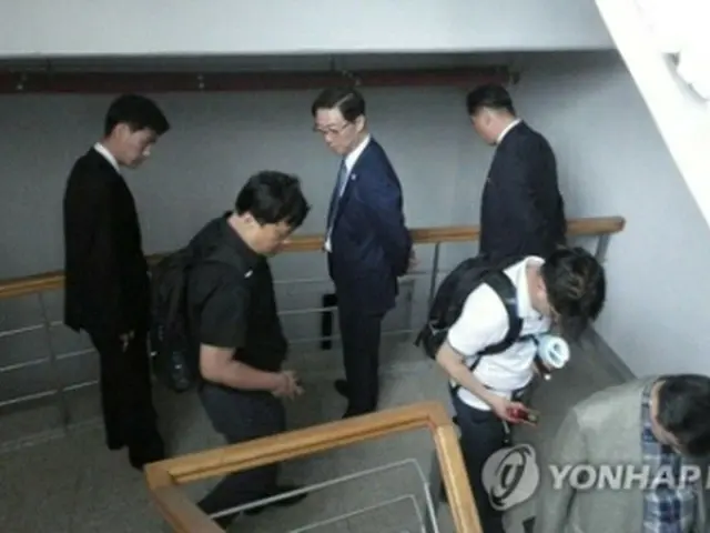 開城工業団地内の施設を点検する推進団（統一部提供）＝８日、ソウル（聯合ニュース）