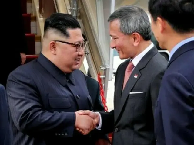 バラクリシュナン外相（中央右）のツイッターに掲載された金委員長との写真＝（聯合ニュース）