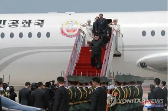 「チャムメ１号」を降りる金委員長（資料写真）＝（聯合ニュース）