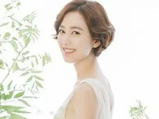 女優イ・ソヨン、離婚発表から初めてのSNS更新…”純白ドレス”で笑顔みせる