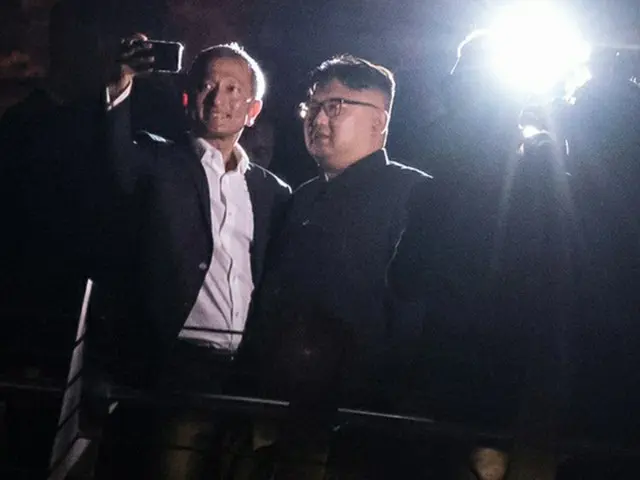 金委員長、シンガポール外相と”セルカ”撮影＝市内観光中のワンシーン