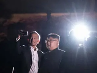 金委員長、シンガポール外相と”セルカ”撮影＝市内観光中のワンシーン