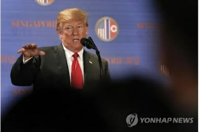 朝米首脳会談後に会見を行うトランプ大統領（資料写真）（ＡＰ＝聯合ニュース）