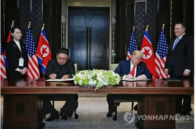 北朝鮮の金正恩（キム・ジョンウン）国務委員長（朝鮮労働党委員長、左）とトランプ米大統領は１２日、シンガポールで初の首脳会談を行い、朝鮮半島の非核化や関係正常化の目標を盛り込んだ合意文書に署名した。金委員長の傍らには妹の金与正（キム・ヨジョン