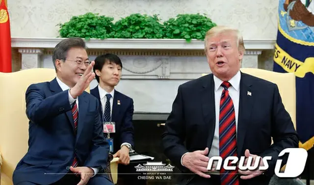韓国の文在寅（ムン・ジェイン）大統領は14日、青瓦台（大統領府）で国家安全保障会議（NSC）全体会議を主宰し、米朝首脳会談の評価と後続措置などを議論する。（提供:news1）