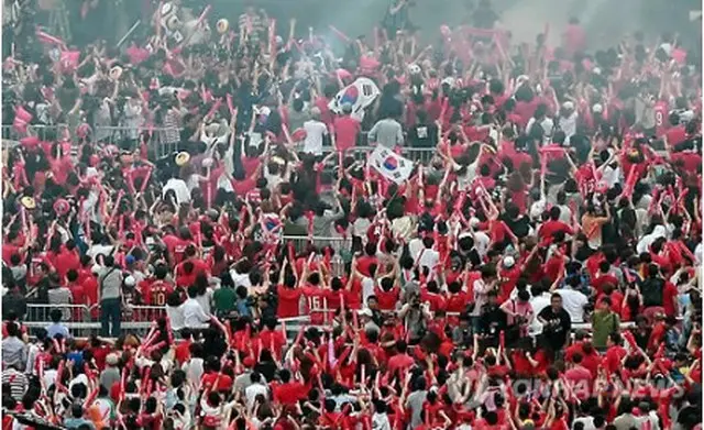 ２０１４年６月、光化門広場でサッカーＷ杯ブラジル大会の韓国対ロシア戦を観戦しながら応援する市民ら（資料写真）＝（聯合ニュース）