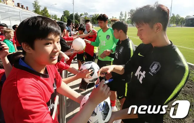 ＜2018W杯＞ロシア在住韓国人ら、練習場でアリラン熱唱し選手を応援