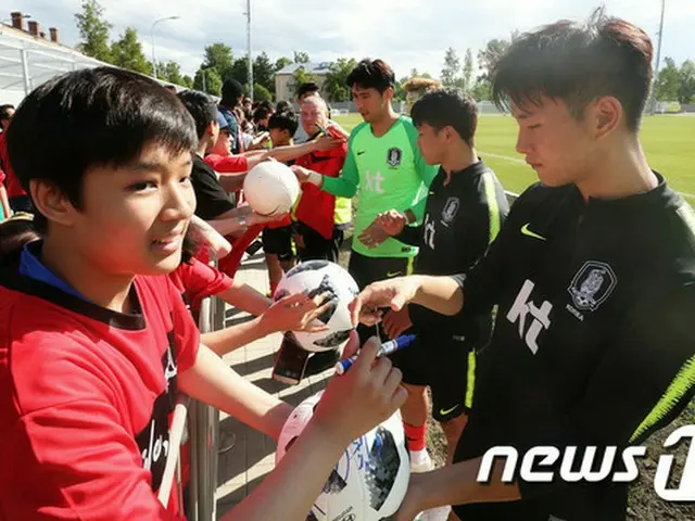 ＜2018W杯＞ロシア在住韓国人ら、練習場でアリラン熱唱し選手を応援