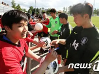 ＜2018W杯＞ロシア在住韓国人ら、練習場でアリラン熱唱し選手を応援