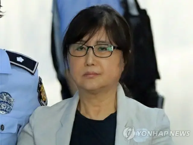 出廷する崔被告＝１５日、ソウル（聯合ニュース）