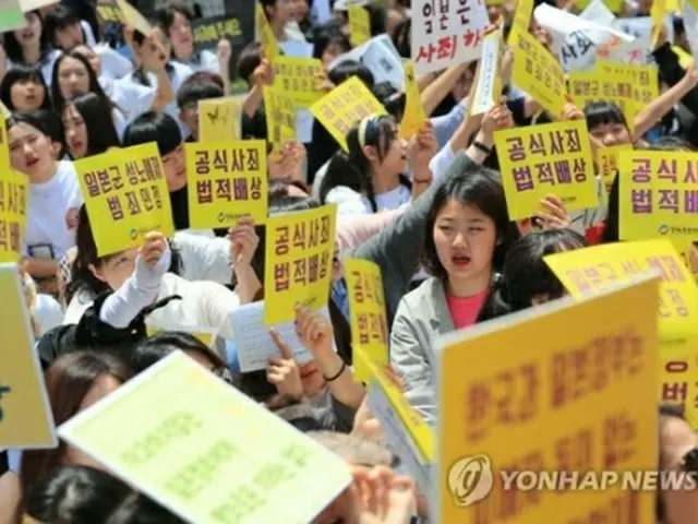 旧日本軍の慰安婦問題の解決を求め5月30日に日本大使館前で開かれた定例集会で、日本政府の謝罪と賠償を訴える参加者＝（聯合ニュース）