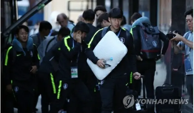宿泊先のホテルに入る韓国代表ら＝１６日、ニジニ・ノブゴロド（聯合ニュース）