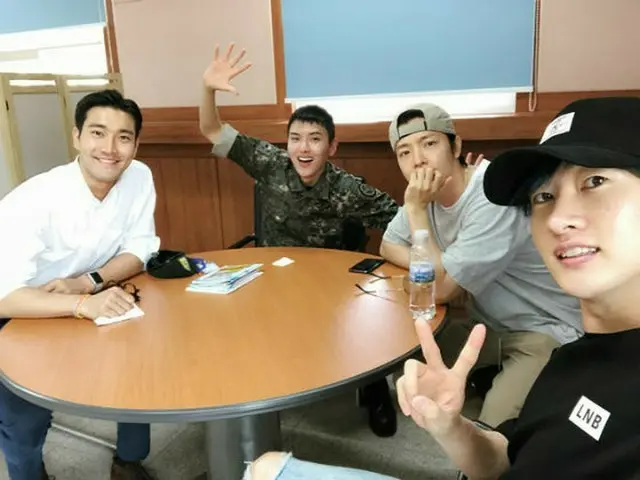 「SUPER JUNIOR」のメンバーたちが、7月に除隊するリョウクとの面会ショットを公開した。（提供:OSEN）