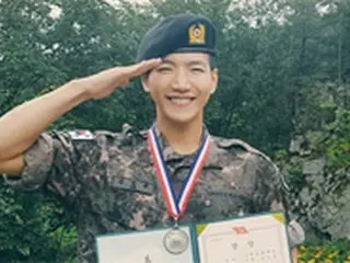 【公式】「2PM」Jun.K、軍修了式で師団長表彰…記念写真も公開