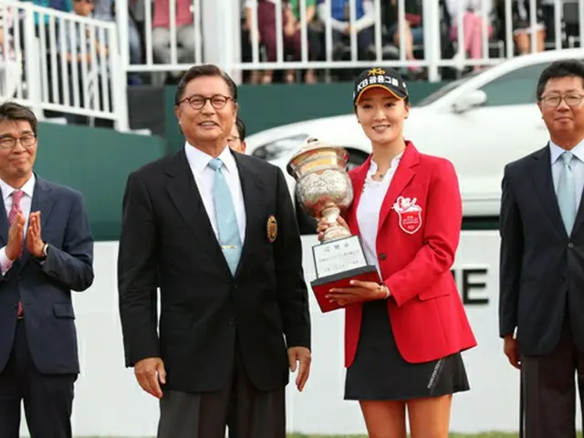 オ・ジヒョンが大会最少ストロークでKIA韓国女子オープンゴルフ大会での優勝を果たした。（C)WoW！Korea