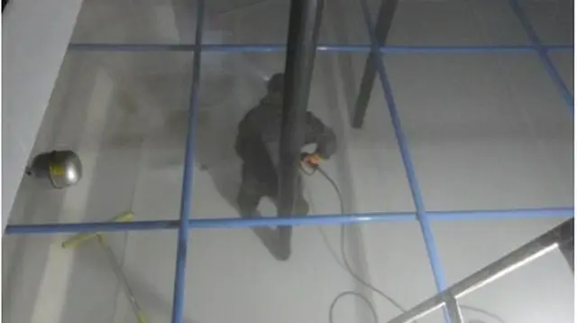 開城工業団地内にある貯水槽内部を洗浄する韓国側関係者（統一部提供）＝（聯合ニュース）