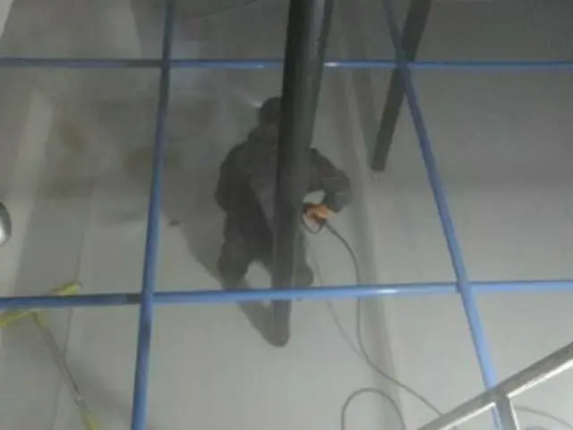 開城工業団地内にある貯水槽内部を洗浄する韓国側関係者（統一部提供）＝（聯合ニュース）