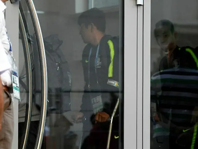 ＜2018W杯＞負傷したパク・チュホ、松葉杖姿が捉えられる…徹底した保安の中ロストフに到着