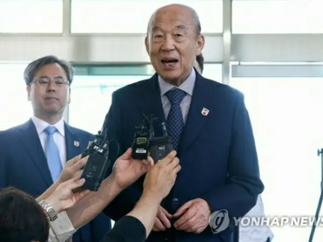 報道陣の質問に答える大韓赤十字社の朴庚緒会長＝２２日、高城（共同取材団＝聯合ニュース）