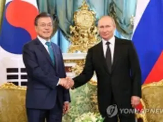 訪ロの文大統領夫妻　プーチン氏主催の国賓夕食会に出席