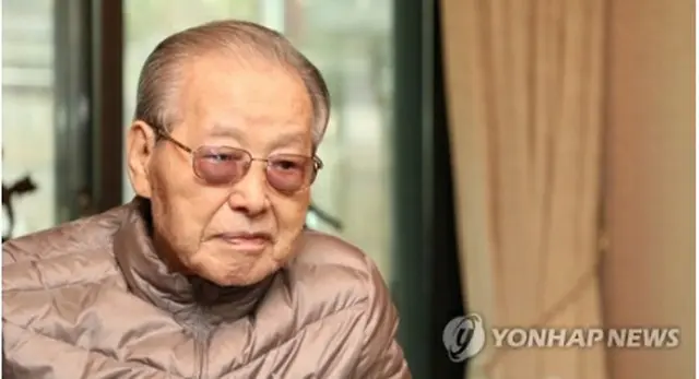 今年４月に韓国政界関係者と対話する金氏＝（聯合ニュース）