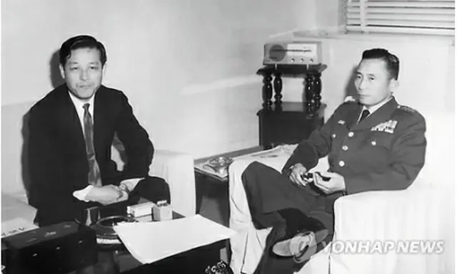 １９６２年当時の金氏（左）＝（聯合ニュース）