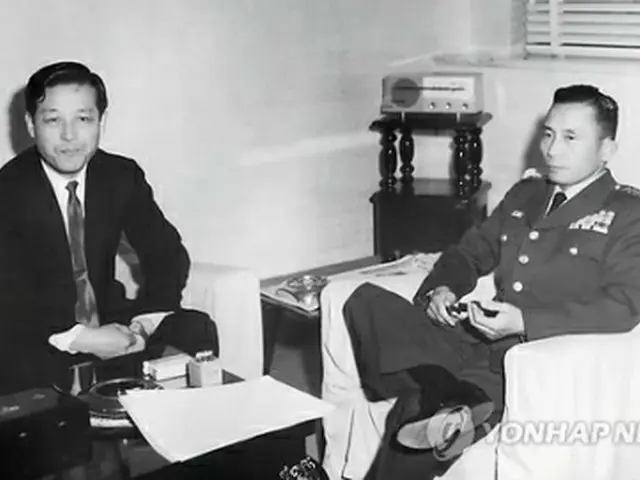 １９６２年当時の金氏（左）＝（聯合ニュース）