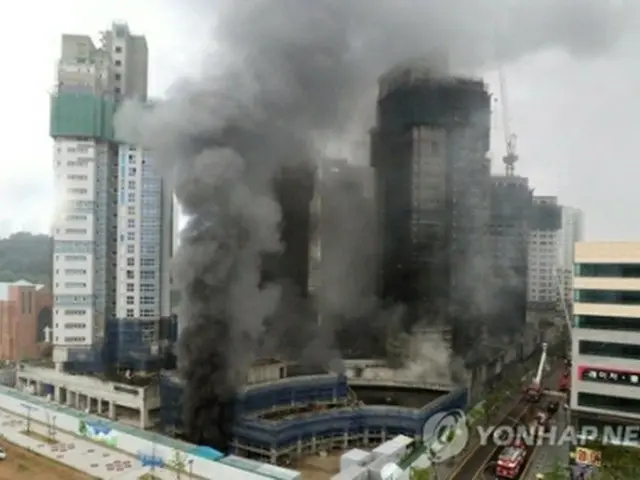 世宗市の複合施設の新築工事現場で火災が発生し、作業員３人が死亡した＝２６日、世宗（聯合ニュース）