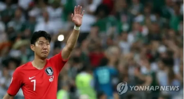 23日（現地時間）に行われたW杯1次リーグF組の第2戦、メキシコ戦で敗れ、涙をこらえて観客に手を振る孫興民＝（聯合ニュース）