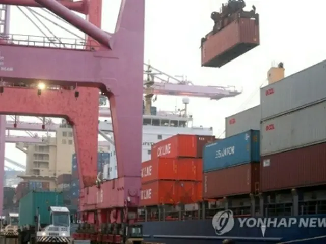 貿易用のコンテナが積まれた港（資料写真）＝（聯合ニュース）