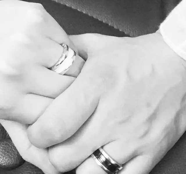 元「Click-B」キム・サンヒョク、恋人とのカップルリングを公開 「結婚はまだ…」（提供:OSEN）