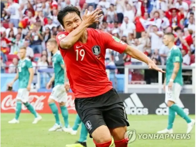 試合終了間際に先制点をあげた韓国の金英権（キム・ヨングォン）＝２７日、カザン（聯合ニュース）