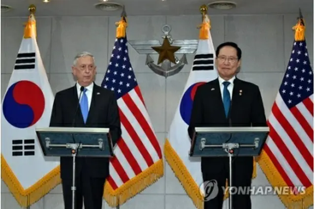 会談開始前にあいさつを述べる宋長官（右）とマティス長官＝２８日、ソウル（聯合ニュース）