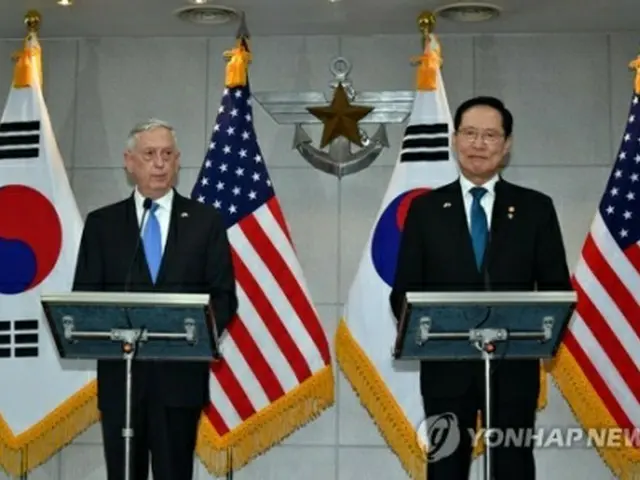 会談開始前にあいさつを述べる宋長官（右）とマティス長官＝２８日、ソウル（聯合ニュース）