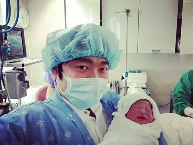 「1TYM」出身ソン・ベッキョン、第2子の男の子誕生で写真公開（提供:OSEN）