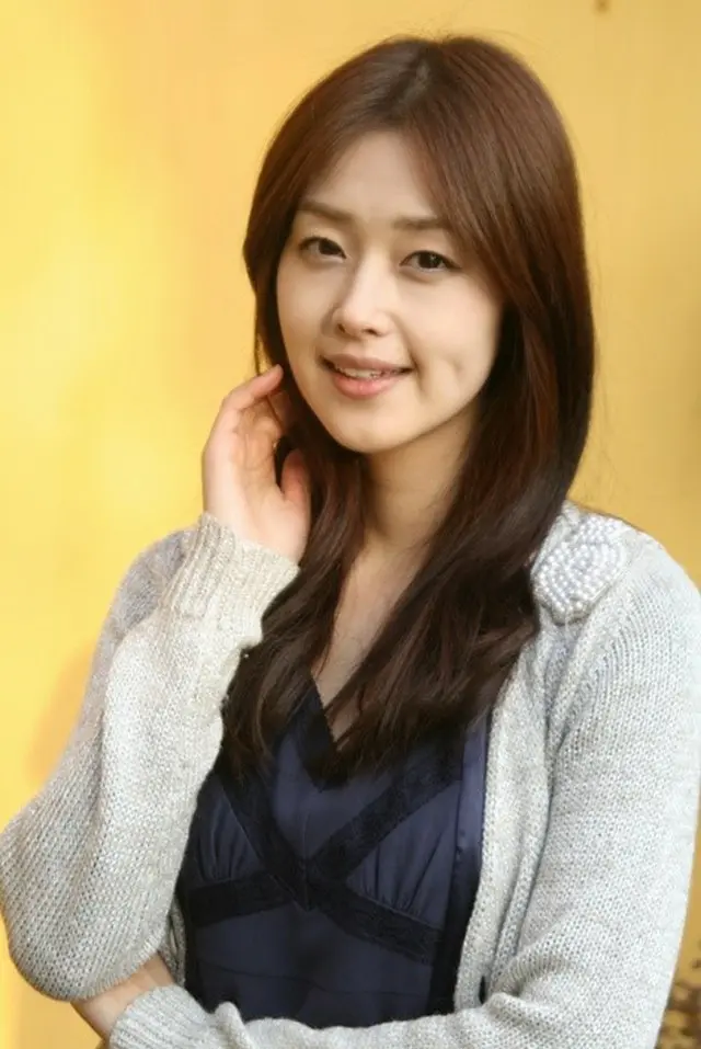 ユミンの名で韓国で活躍した女優の笛木優子が29日、SNSで韓国ファンに向けて韓国語でも結婚したことを伝えた。（提供:OSEN）