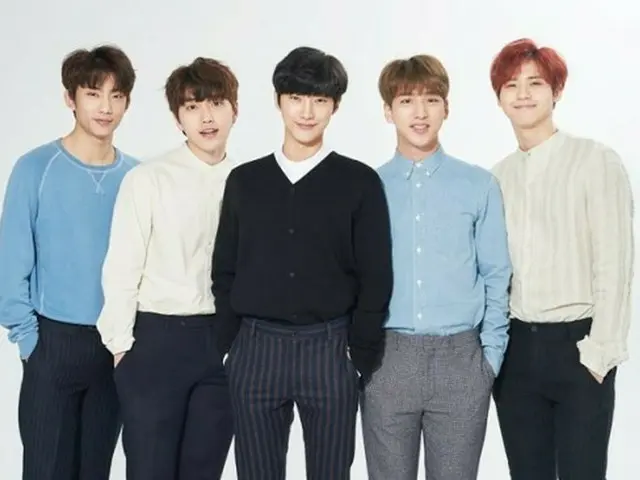 韓国ボーイズグループ「B1A4」メンバーのジニョン（中央）とBARO（右から2番目）が、所属事務所WMエンタテインメントと再契約をしないことになった。（提供:OSEN）