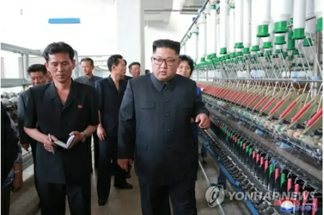 新義州の紡織工場を視察する金委員長（手前右）＝（朝鮮中央通信＝聯合ニュース）