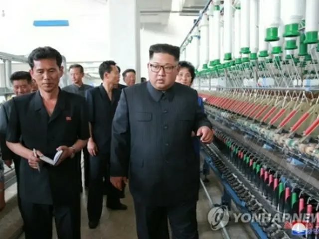 新義州の紡織工場を視察する金委員長（手前右）＝（朝鮮中央通信＝聯合ニュース）